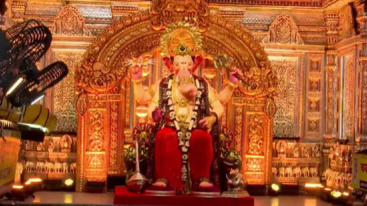 Lalbaugcha Raja 2026 : लालबागच्या राजाचं 2026 मधील प्रथम दर्शन; बाप्पाचं भव्य रूप पाहून भक्त भारावले!