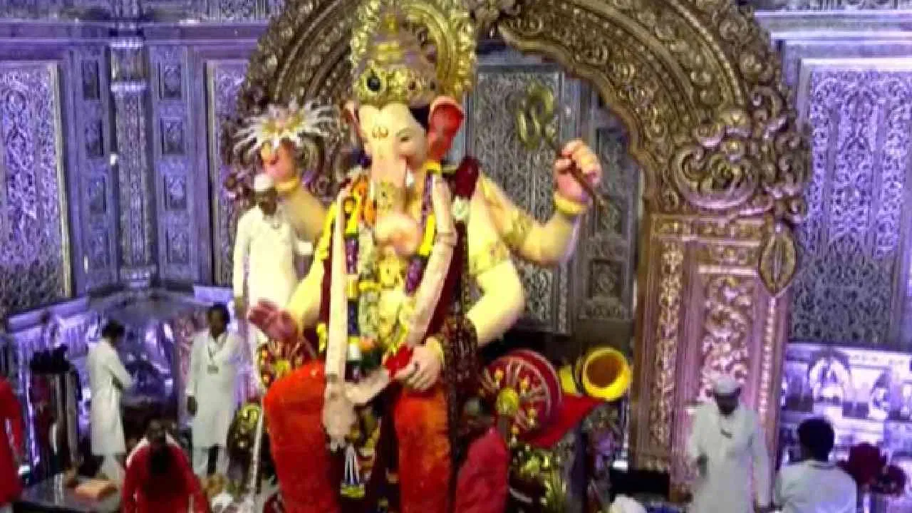 Lalbaugcha raja 2026 : लालबागच्या राजाच्या दर्शनाबद्दल महत्वाची अपडेट, पहिल्याच दिवशी रांग पोहोचली थेट..