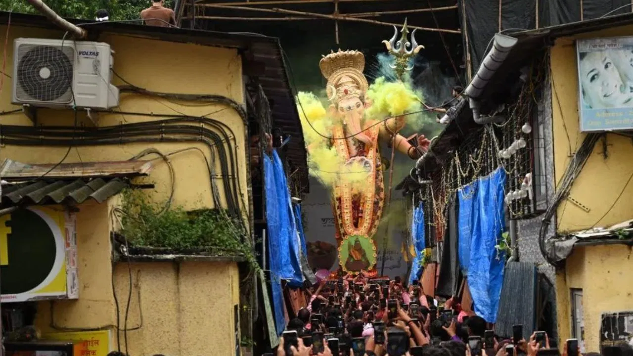 मुंबईच्या महागणपती येथे धक्कादायक घटना, 5 जणांना विद्युत शॉक, एक जण..