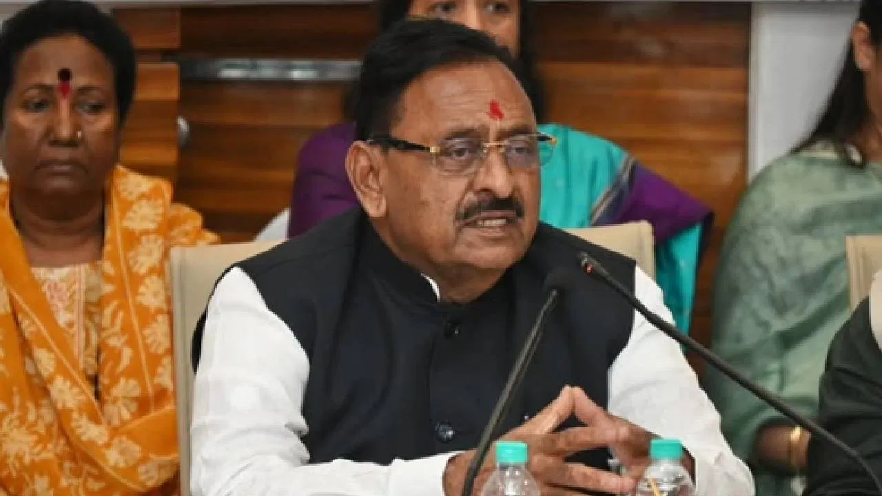 महायुतीतील बड्या मंत्र्याला जबर धक्का, बँकेच्या संचालकपदापासून केलं दूर, थेट RBI च्या आदेशानंतर कारवाई!