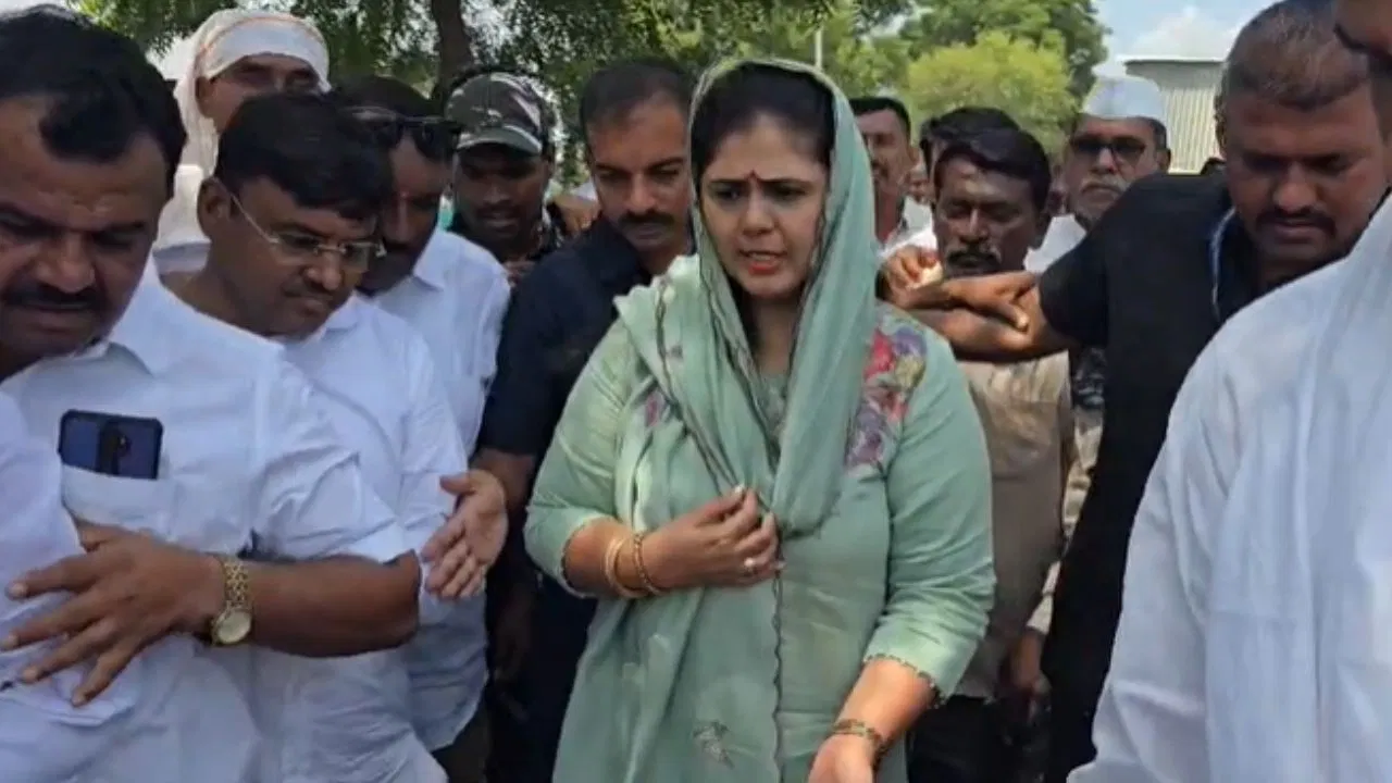 पंकजा मुंडेंचा दुष्काळ दौरा, शेतकरी भावुक, फोडला टाहो