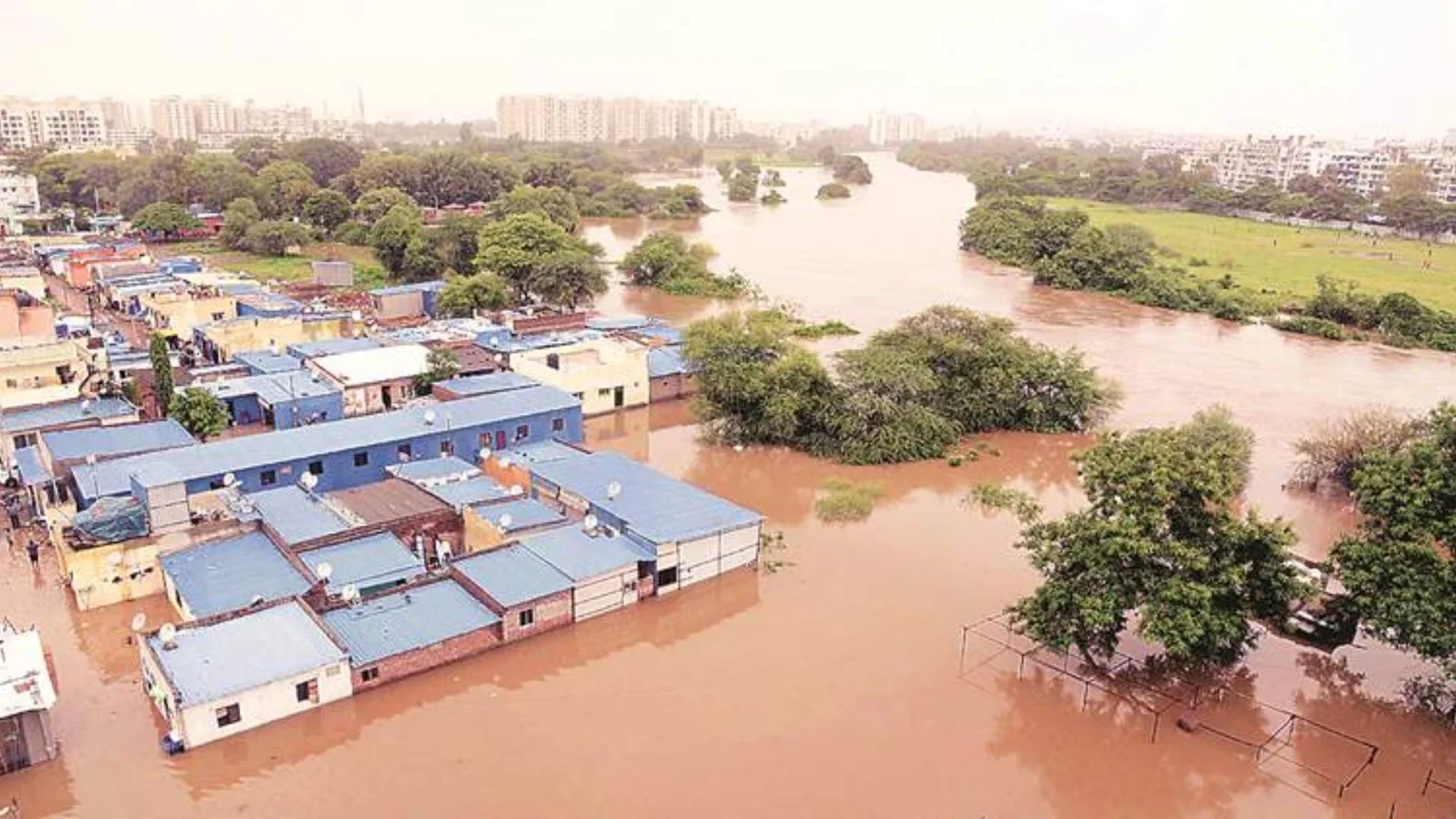 राज्याला पूराचा तडाखा ! पूरग्रस्तांसाठी तातडीने 2 हजार कोटी रुपयाच्या निधीची तरतूद
